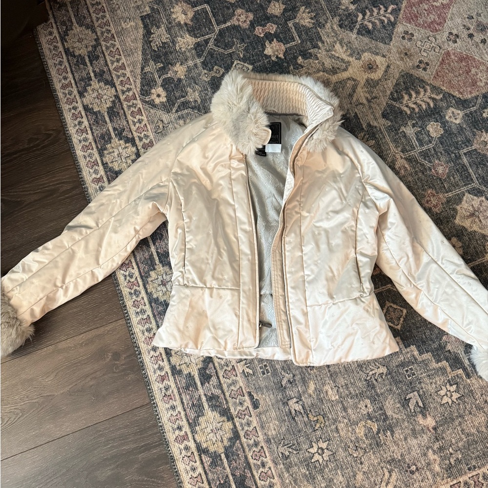 Women's Elegant Cream Ski Jacket with Faux Fur Trim